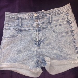 High rise buttoned cuffed stoned wash shorts!